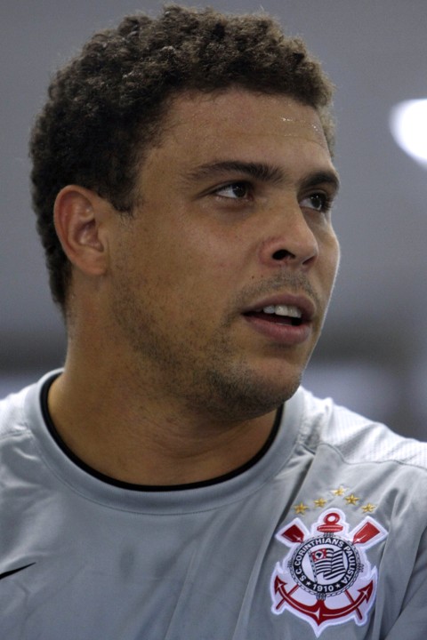 Ronaldo treina pesado, até mesmo em tarde de folga Atacante Ronaldo corre contra o tempo para estar apto a jogar pelo Corinthians | Nelson Almeida / AFP