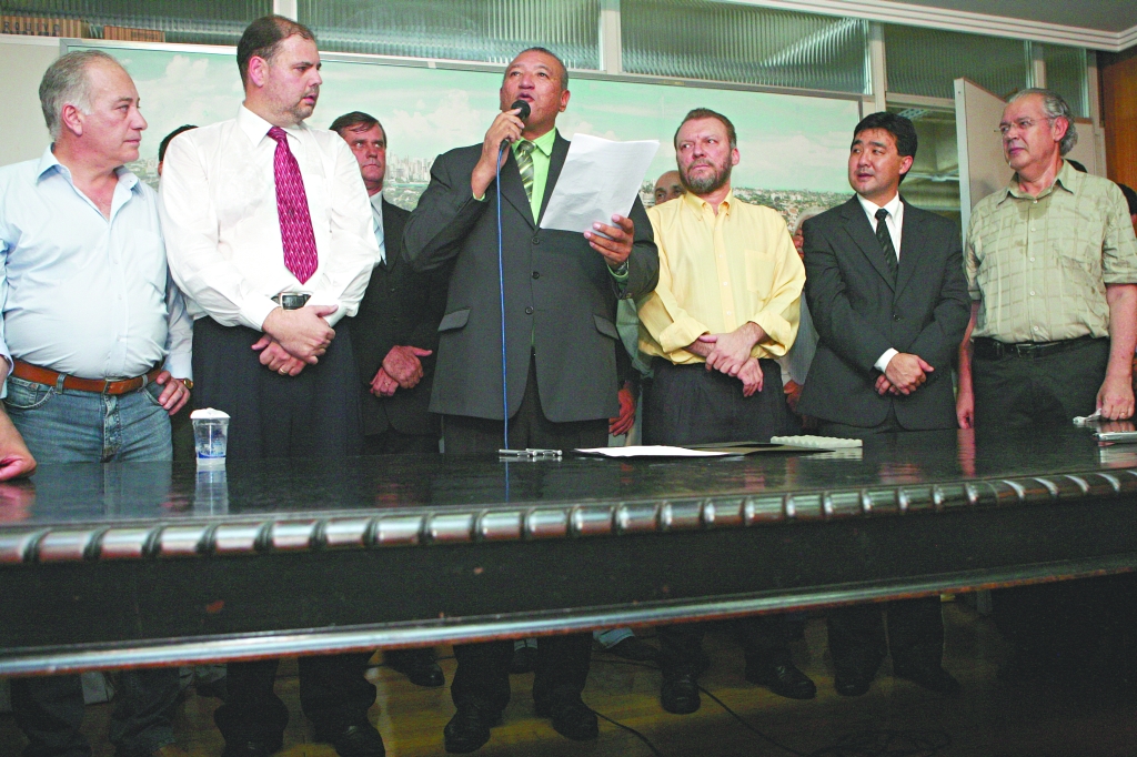 Luiz Eduardo Cheida, Alex Canziani, Nedson Micheleti, Jairo Tamura e Luiz Carlos Hauly acompanham discurso do prefeito interino Padre Roque (com microfone): união contra Belinati | Roberto Custódio/Jornal de Londrina