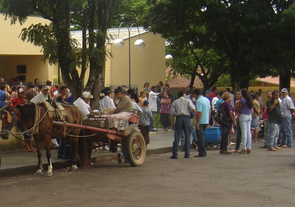 População protestou em frente ao Fórum. Eles acusam o ex-prefeito de continuar nomeando servidores para a prefeitura | Marco Martins