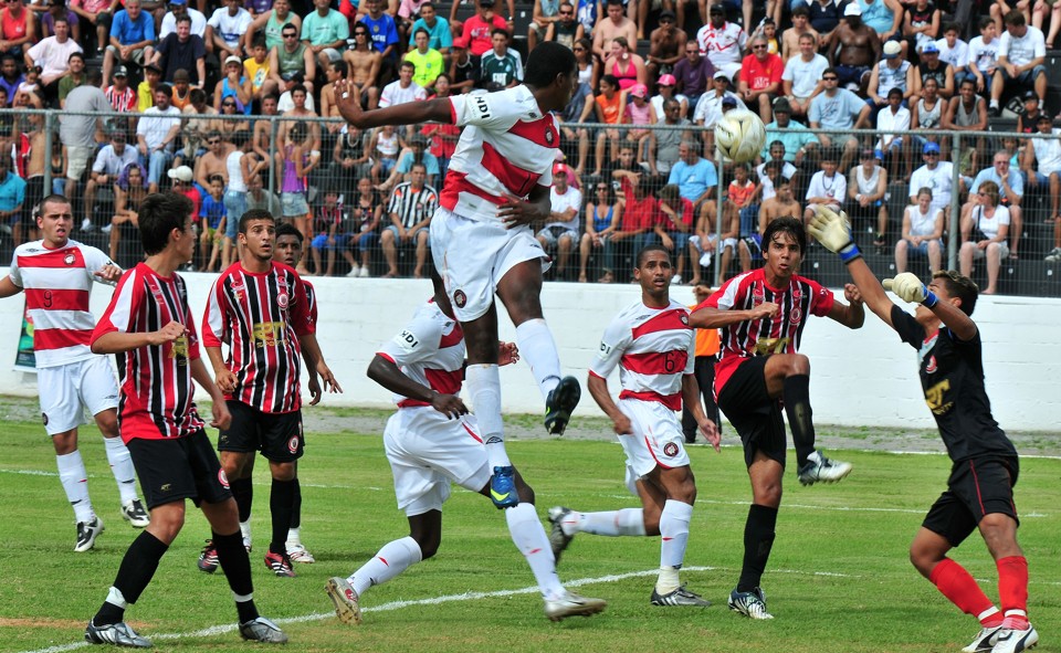 Garotos do Atlético não tiveram piedade do Jacareí neste domingo e seguem com moral na Copa São Paulo | Lucas Lacaz Ruiz / Folha Imagem