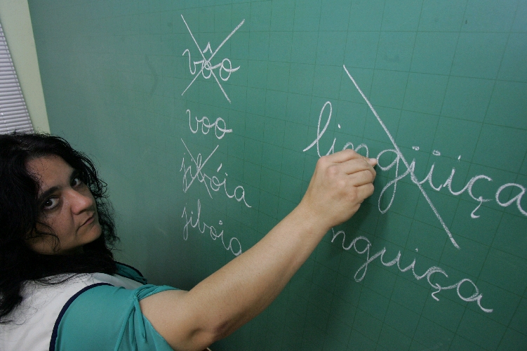 Professora Martinha Aparecida Vieira indica algumas palavras que mudaram a grafia | Marcelo Elias/Arquivo Gazeta do Povo