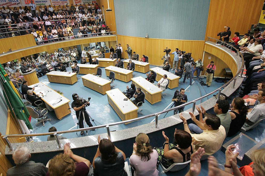 Posse dos vereadores de Londrina: tumulto no começo, com lotação do recinto, e indefinição no final | Gilberto Abelha/Jornal de Londrina