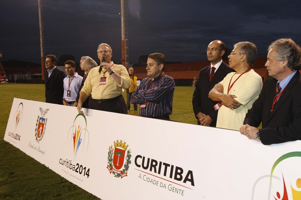 Pessuti discursou na Arena e disse não ter dúvidas na Copa de 2014 em Curitiba | Pedro Serápio / Gazeta do Povo