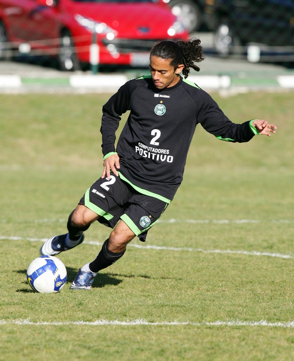 Carlinhos Paraíba aparece e participa de treino no Coritiba Com dois dias de atraso, Paraíba se intregrou ao elenco alviverde e participou de treino | Daniel Castellano / Gazeta do Povo