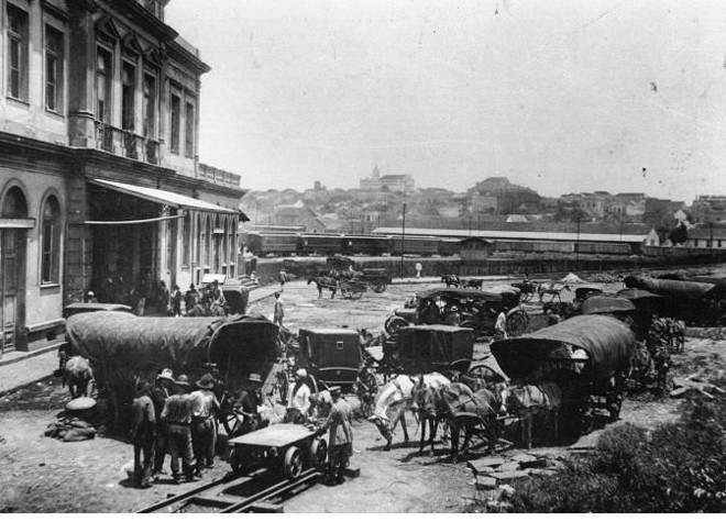 Carroções em frente da estação Roxo de Rodrigues, em Ponta Grossa. Veículos transportavam mercadorias e, em períodos de guerra, soldados |