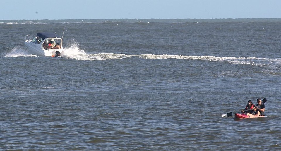 Acidentes com barcos não são notificados Algumas embarcações desrespeitam a distância mínima de 200 metros da arrebentação, colocando em risco a vida de banhistas |