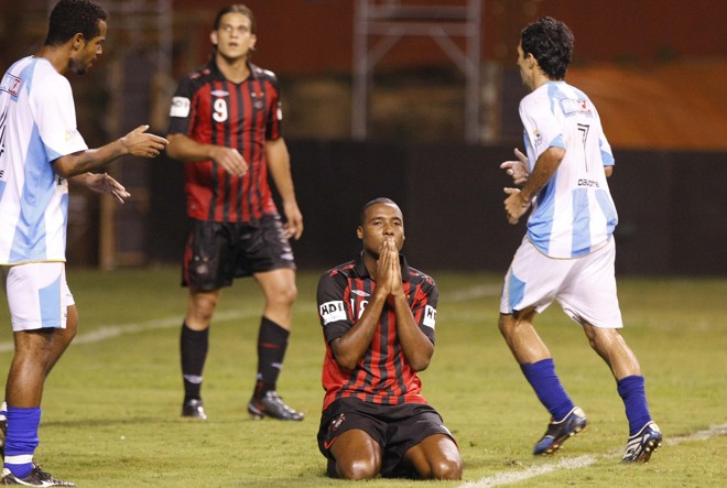 Nos minutos finais, Lima lamentou muito a chance do quarto gol atleticano | 