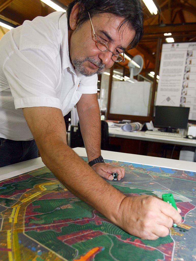 Reginaldo Reinert, do Ippuc: equipe da prefeitura usa fotos aéreas e projetos para construir o novo mapa da cidade | Priscila Forone/Gazeta do Povo