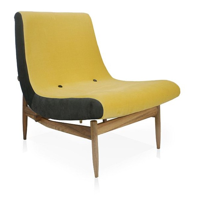Poltrona Lunga, revestida com veludo amarelo, uma das peças que estarão em oferta na Desmobilia a partir do dia 17. De R$ 890 por R$ 620 |