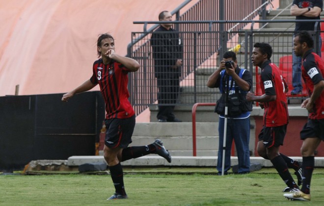 Rafael Moura fez o primeiro gol a favor do Furacão na Arena | 