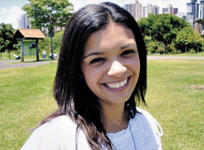 Cumprimentos a Débora - A jovem Débora Luiz, filha de Elizabeth e Wilson Luiz, comemora amanhã mais um aniversário. A querida Débora, jornalista dedicada, faz assessoria de imprensa para o Hospital Pilar e Construtora Plaenge | 