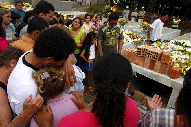 Familiares e amigos durante o enterro de Cleonice: porta aberta fez com que vítima caísse do ônibus e fosse atropelada. | 