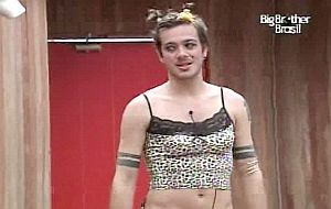 Maximiliano se vestiu de travesti no BBB | Reprodução/O Globo Online