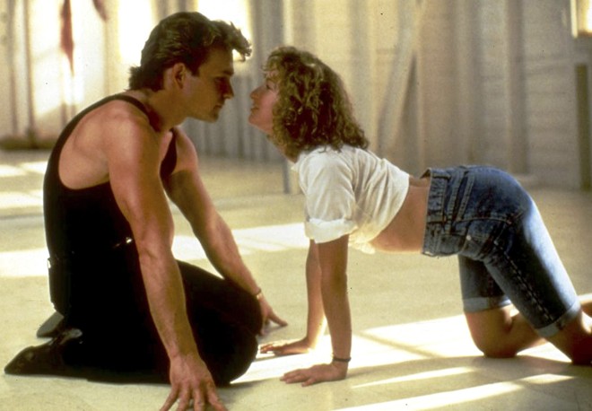 Patrick Swayze ao lado de Jennifer Grey, em cena do filme 