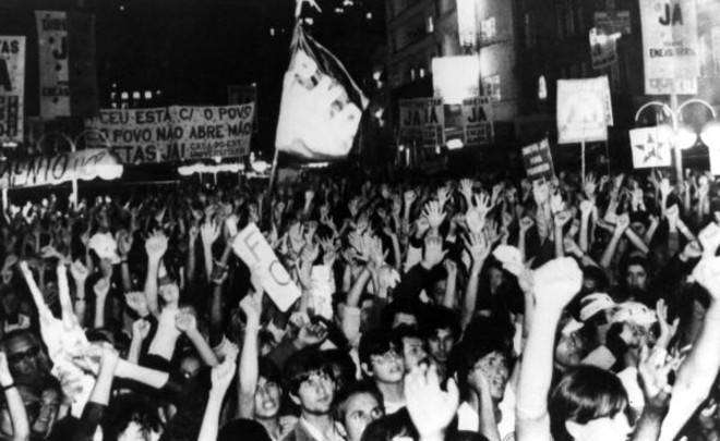 A multidão pede diretas já e vaia deputados que votaram contra a emenda Dante de Oliveira |