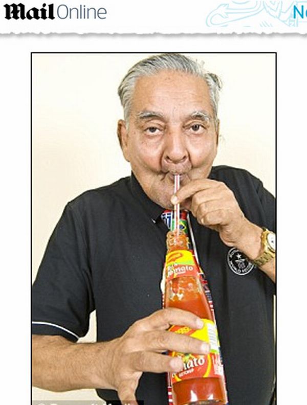 Guinness Rishi engole todo o conteúdo de vidro de catchup em 39 segundos | Reprodução / Daily Mail