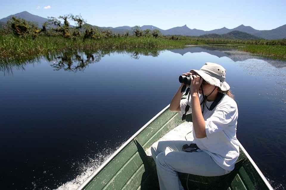 A bióloga Juliana Rechetelo, do Centro de Estudos do Mar, da UFPR, observa a fauna 
da lagoa | Jonathan Campos/Gazeta do Povo