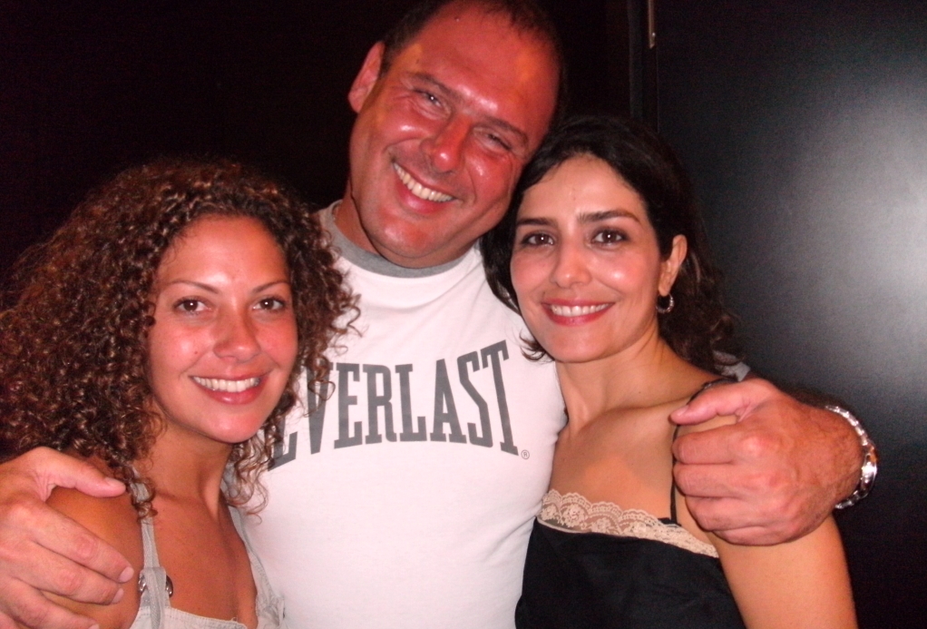 As atrizes Fabíula Nascimento (estrela do premiado longa Estômago) e Letícia Sabatella com João Luiz Fiani, diretor da Cia Máscaras de Teatro, após as apresentações dos espetáculos Werther e Macho não ganha flor. Após a temporada carioca, a companhia curitibana se prepara para desembarcar em São Paulo, no Espaço dos Satyros, na Praça Roosevelt. |