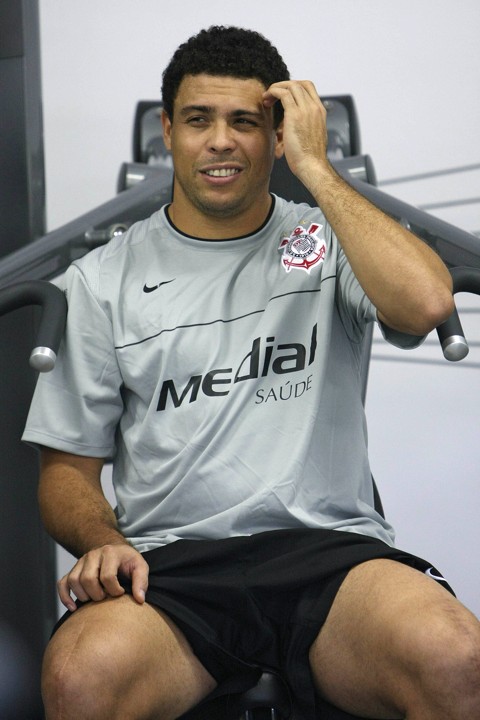 Mano Menezes sai em defesa de Ronaldo no Corinthians Treinador do Corinthians vê com normalidade "atraso" de Ronaldo em relação aos companheiros | Nelson Almeida / AFP