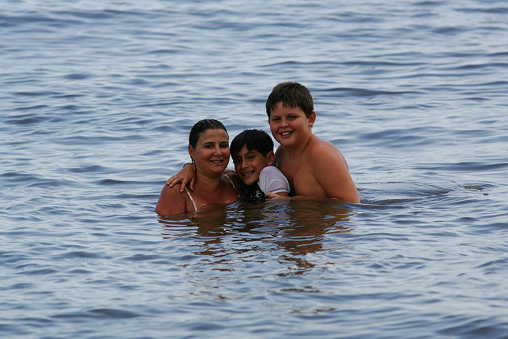 Betina Antonio e os filhos: banho em local impróprio, apesar da sinalização | Jonathan Campos/Gazeta do Povo