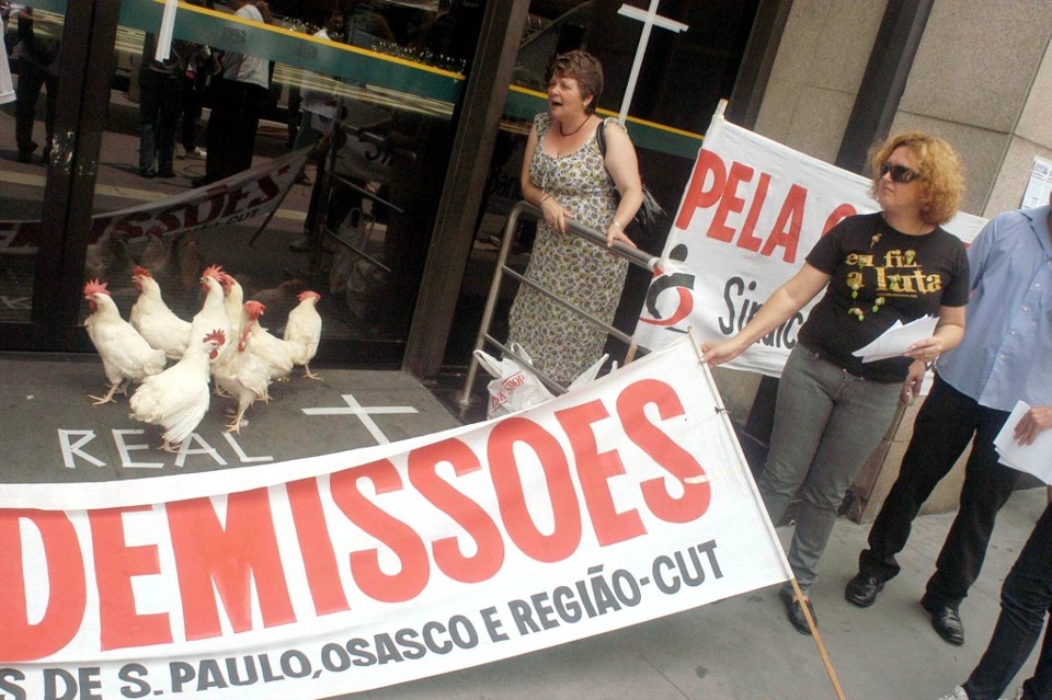 Bancários protestam em frente a agência Banco Real, a galinha dos ovos de ouro do grupo Santander | Anderson  Barbosa/AE