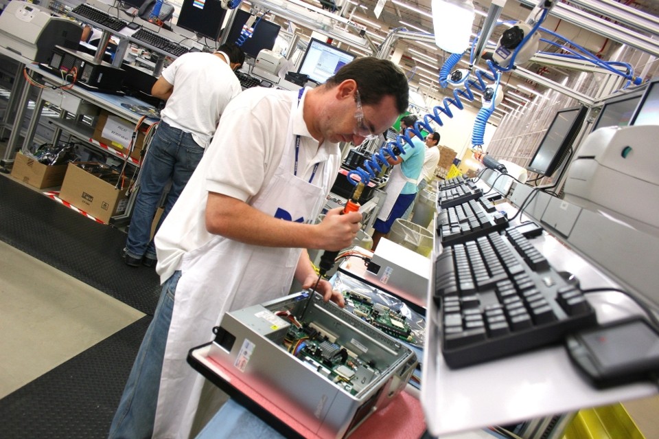Produção tem pior queda em 13 anos Fábrica de microcomputadores no interior de São Paulo: segmento recuou quase 30% na comparação com 2007 | Divulgação