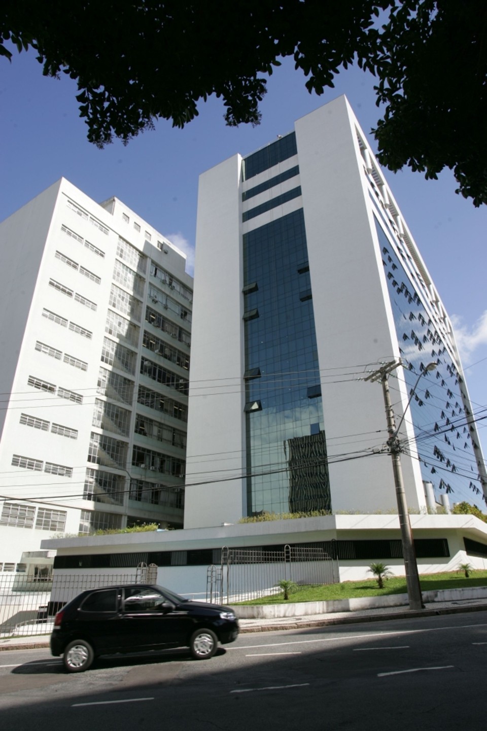 TJ recebe o Anexo e dá por acabada a polêmica sobre o edifício Vista do Edifício Anexo do TJ (dir.): obra custou R$ 20 milhões a mais do que o previsto | Aniele Nascimento/Gazeta do Povo