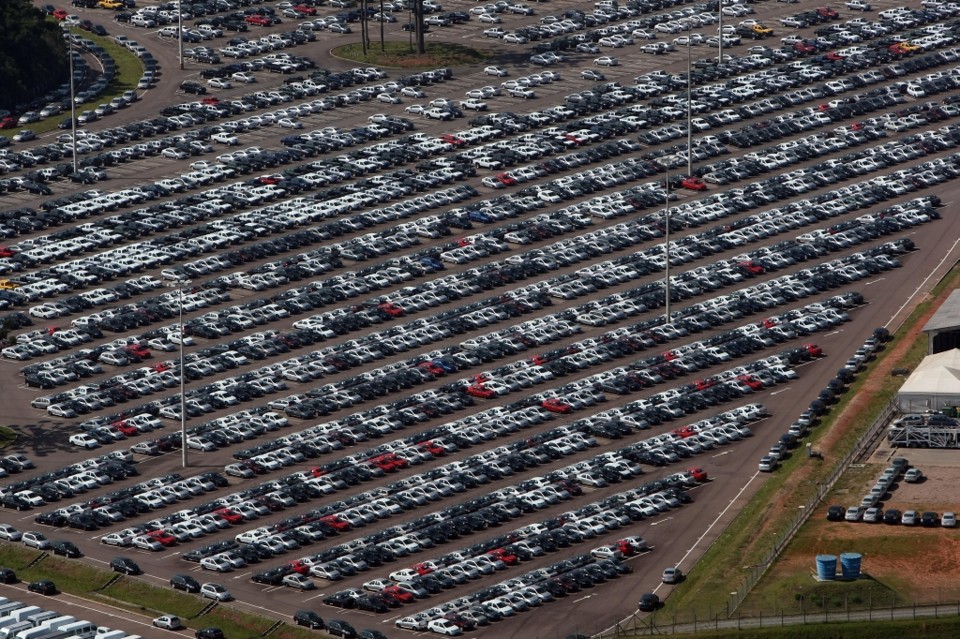 Pátio da Renault em São José dos Pinhais: por causa das vendas fracas, mil funcionários tiveram os contratos suspensos | Albari Rosa/Gazeta do Povo