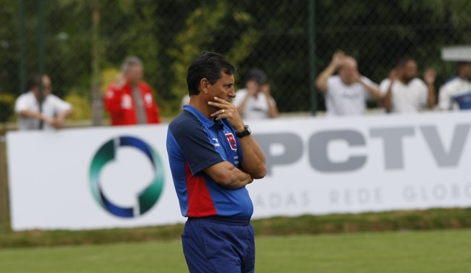 ... insatisfação que também chegou ao treinador Paulo Comelli. Técnico criticou o time no 1º tempo, mas gostou da evolução na segunda etapa |