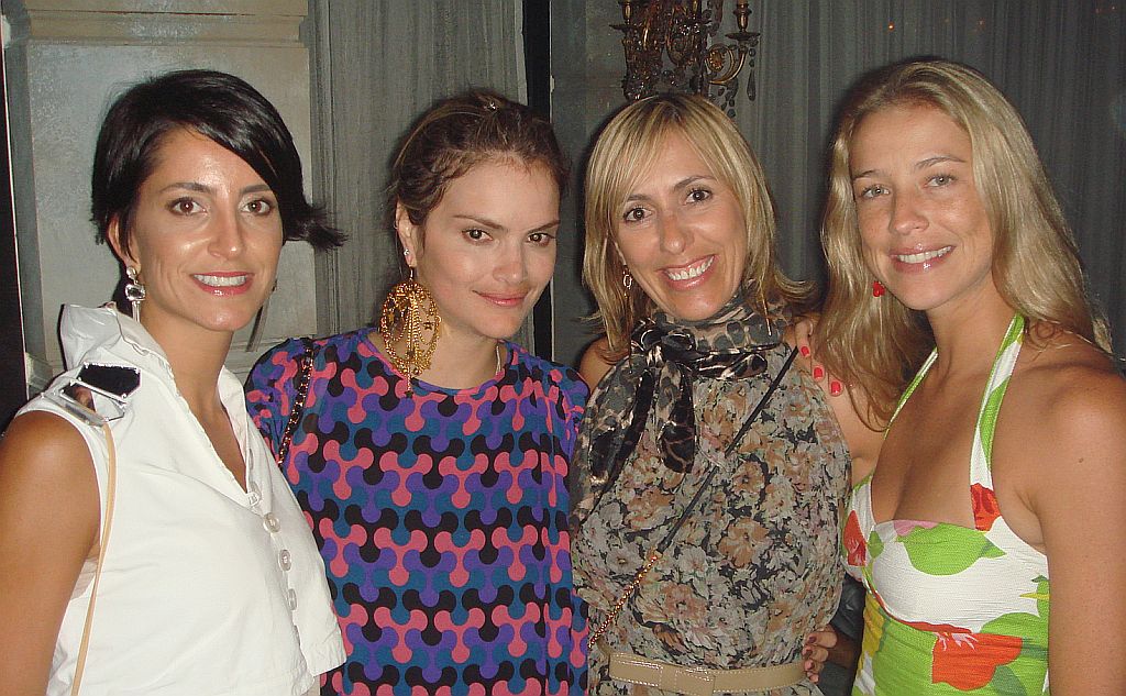 Michelle Jamur (à esq.) e Cláudia Leal (2ª da dir. para a esq.), sócias da multimarcas Namix, assistiram na primeira fila ao desfile da estilista Juliana Jabour (entre as duas na foto) no Fashion Rio, nesta quinta-feira. Depois, foram jantar a convite de Juliana na Casa de Arte e Cultura Julieta Serpa, na Praia do Flamengo, onde encontraram a atriz Luana Piovani. |