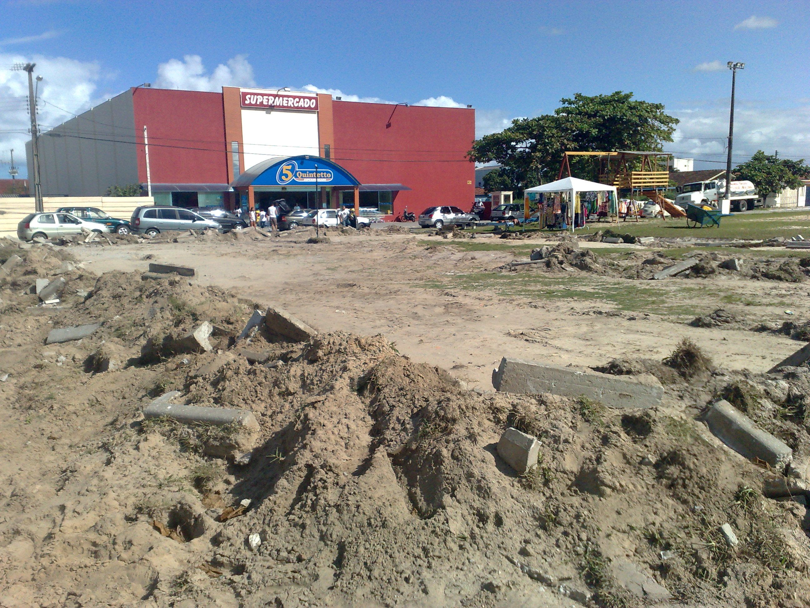 Prefeito Eduardo Dalmora garante que limpeza do terreno para o início da construção da nova praça começa semana que vem | Juliana Vines/Gazeta do Povo