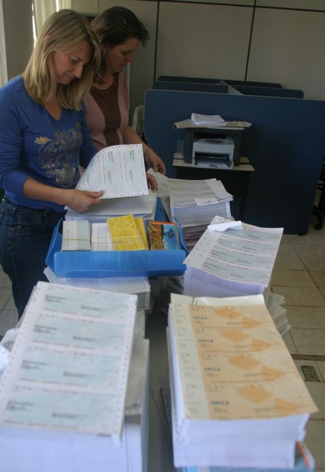 A prefeita eleita de Nova Tebas, Heloísa Ivaszek Jensen, descobriu 18 mil folhas de cheques nos gabinetes municipais |