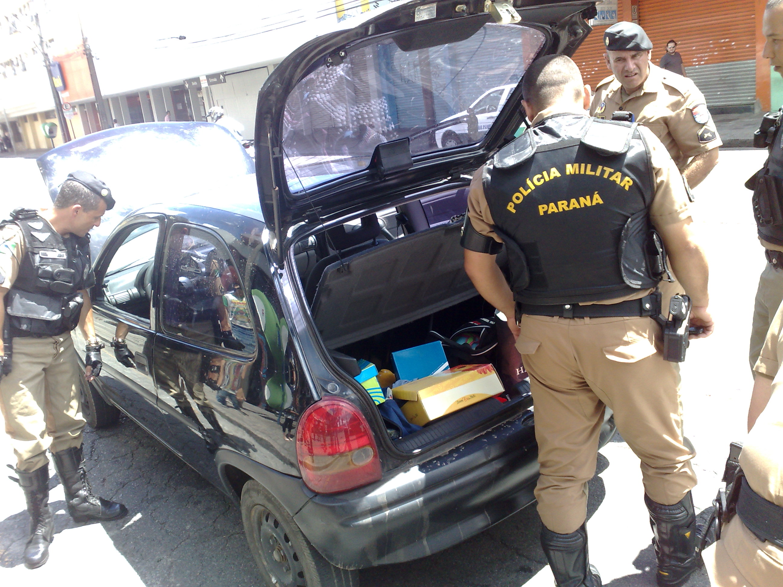 Policiais examinam carro recuperado nesta tarde | João Varella / Gazeta do Povo