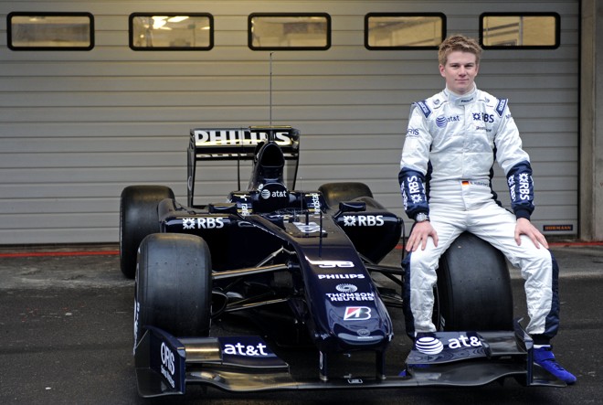 Piloto de testes Nico Hulkenberger posou ao lado do novo Williams em Portugal |