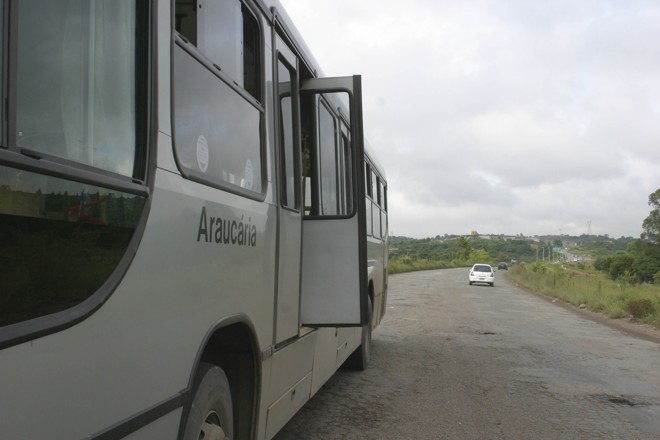 Técnicos da Urbs acreditam que houve falha em equipamento que impede a movimentação do ônibus com as portas abertas | Daniel Derevecki/Gazeta do Povo