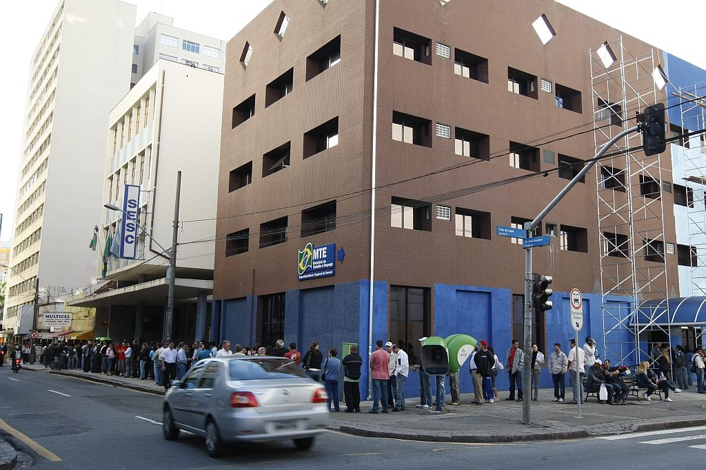 A fila de pessoas na sede do Detran, na João Negrão, no Centro de Curitiba, chega a dobrar duas esquinas | Aniele Nascimento/Gazeta do Povo