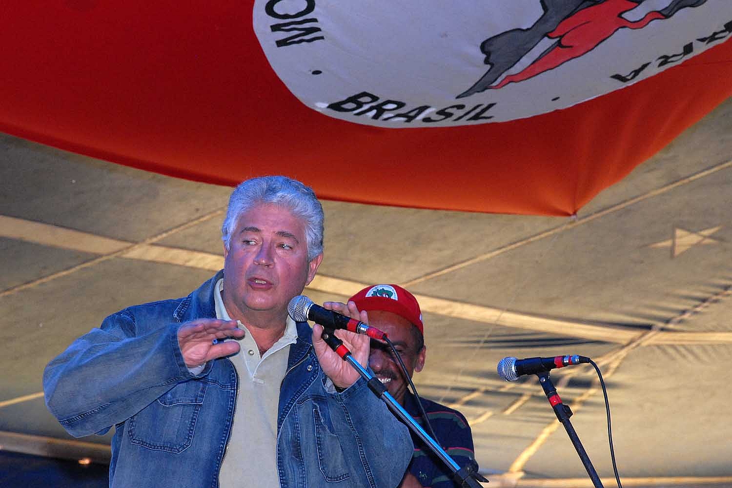 Requião acompanhou as comemorações de 25 anos do MST | José Gomercindo/SECS