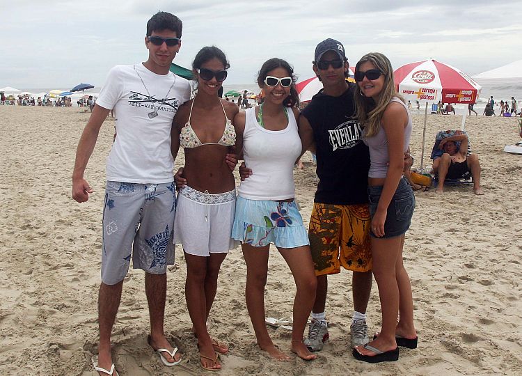 Desde a infância - Eliegie Cruzetta, 17 anos; Mariana Appel, 17 anos; Wesley Pedroso, 18 anos; Milena Vicentin, 18 anos; e Giovani Bastos, 19 anos. Os pais são amigos desde os anos 1980 e o grupo cresceu passando os verões nas praias do Paraná. Entre as principais diversões estão os passeios na praia e os jogos de baralho. Tudo é devidamente registrado por fotografias. Chegam a fazer mais de 200 em dez dias de praia | Hedesson Alves/Gazeta do Povo