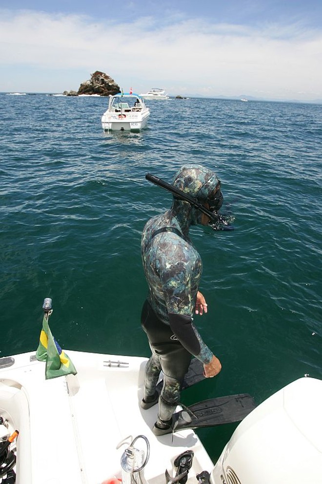 A Ilha de Itacolomi é um dos principais pontos de mergulho da costa paranaense |