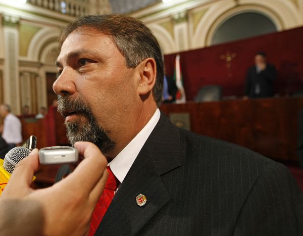 Lei Orgânica de Curitiba: Os vereadores prometeram votar ainda em 2008 o novo texto da Lei Orgânica de Curitiba, mas a promessa não foi cumprida e a aprovação da nova Constituição municipal ficou para 2009. Segundo o presidente da Casa, o vereador João Cláudio Derosso (na foto acima), o projeto não foi votado porque não haveria tempo suficiente para a sua discussão em plenário. Além disso, os vereadores eleitos teriam interesse em discutir a proposta | Antonio Costa/Gazeta do Povo