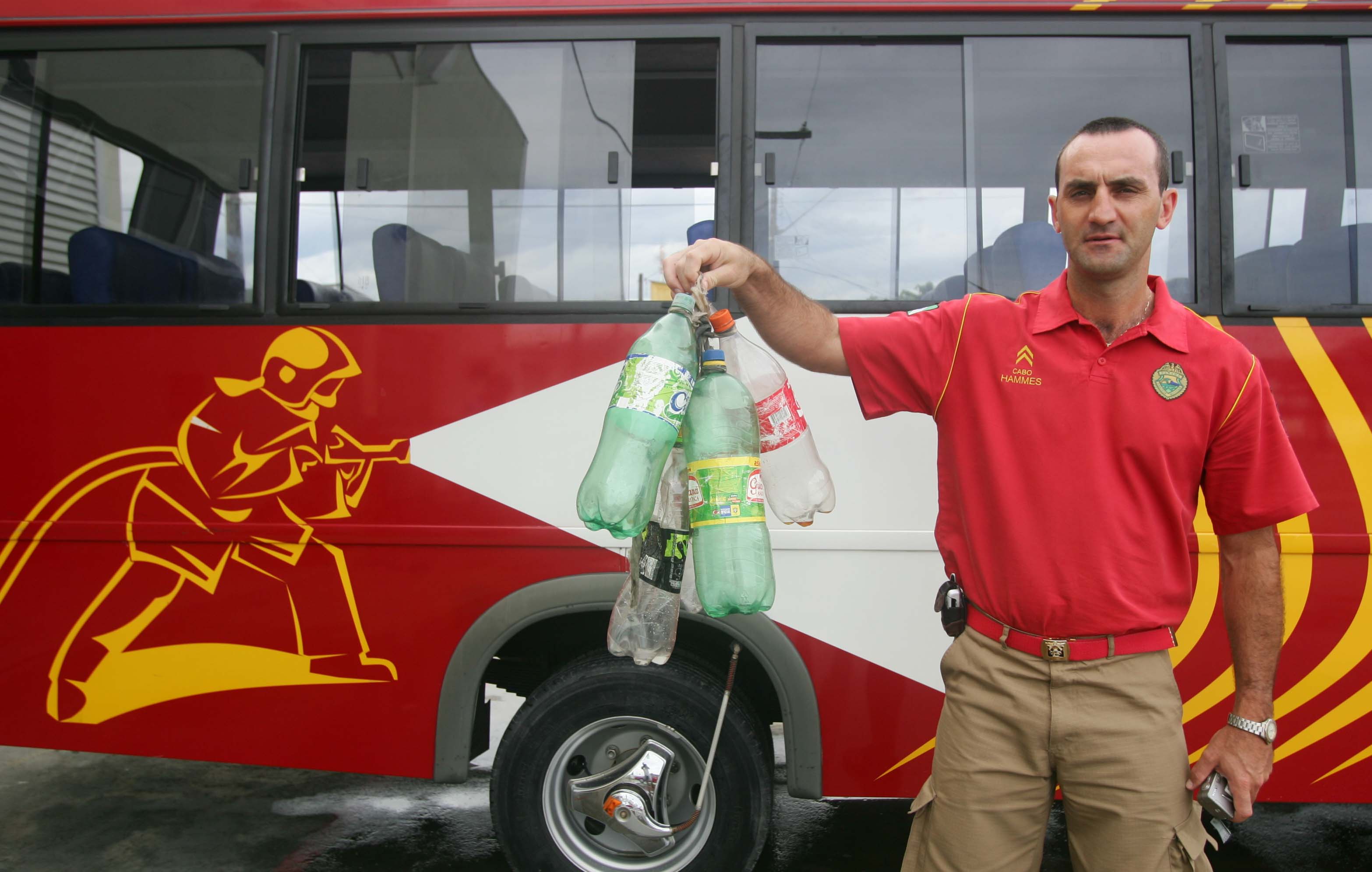 O cabo Hammes, do Corpo de Bombeiros, segura o que sobrou da boia. | Jonathan Campos