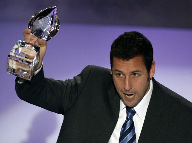 Adam Sandler com o prêmio de Ator Mais Engraçado |