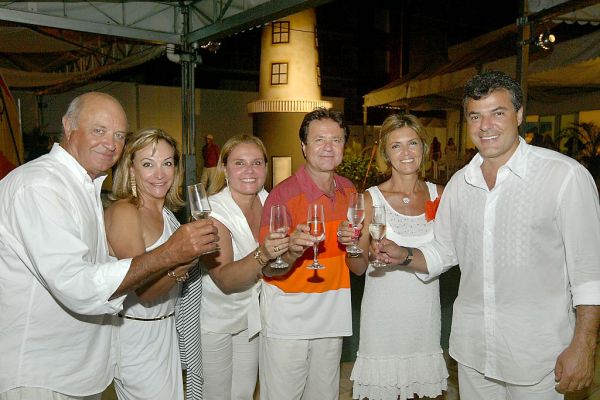 Fernanda e Beto Richa passaram o réveillon no Iate Clube de Caiobá com a família e amigos, entre eles o comodoro Paulo Camargo e a mulher, Denise (ao centro), a diretora social Eliana Fadel de Castro e Wilson do Rosário (ambos à esq.) | Julio Cesar Souza