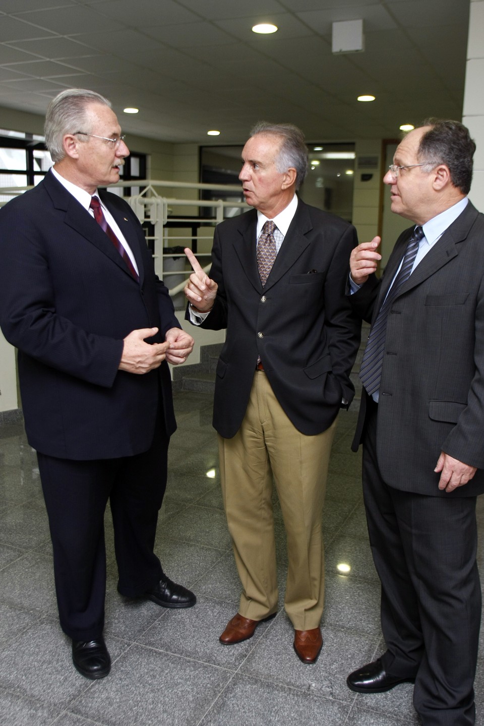 Pessuti, com Geara e Hélio Cury: dirigentes paranaenses não têm dúvidas da presença de Curitiba na Copa de 2014 | Daniel Derevecki / Gazeta do Povo
