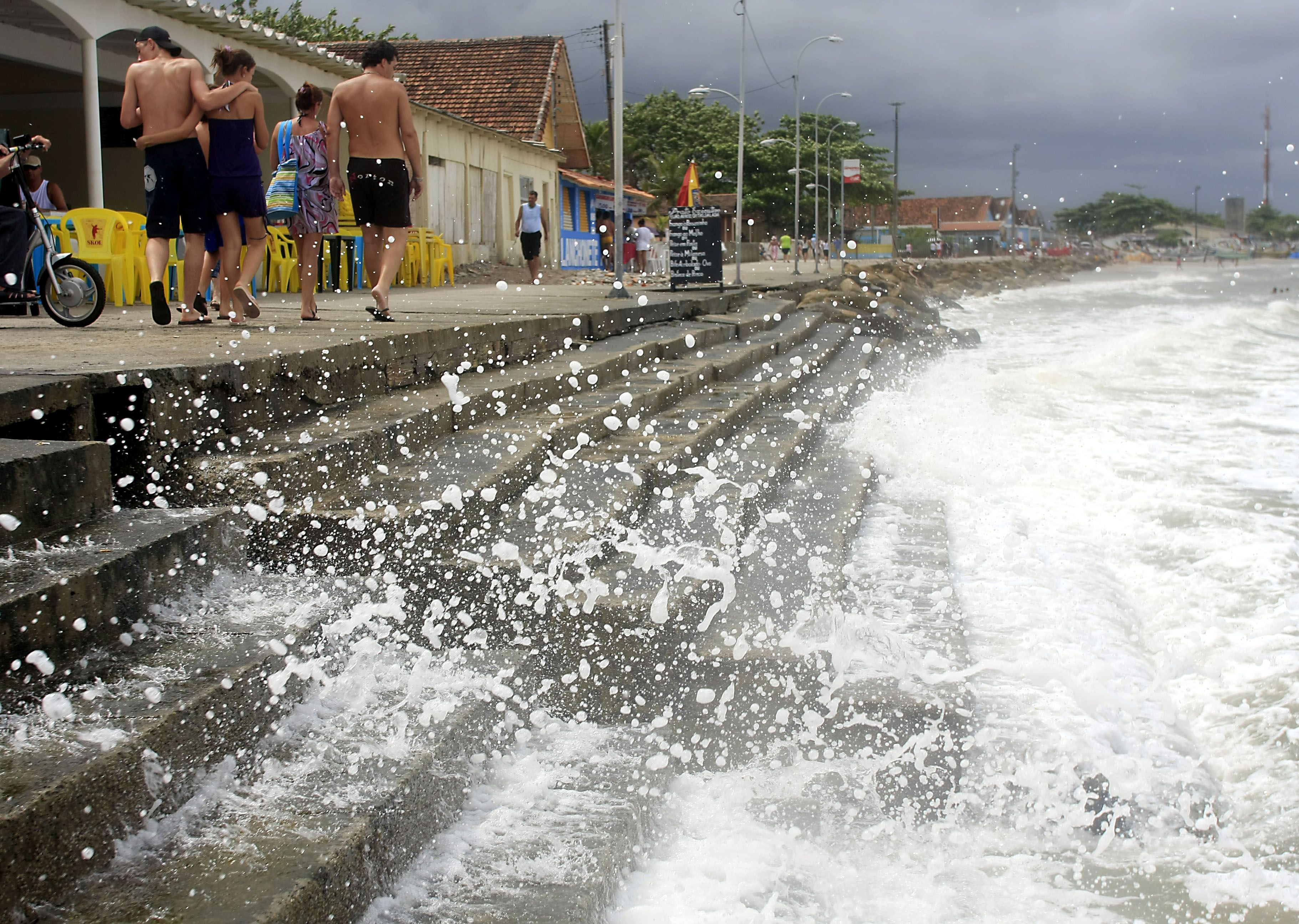 Apesar dos ventos fortes, não chegou a haver ressaca em Matinhos | Giuliano Gomes/Gazeta do Povo