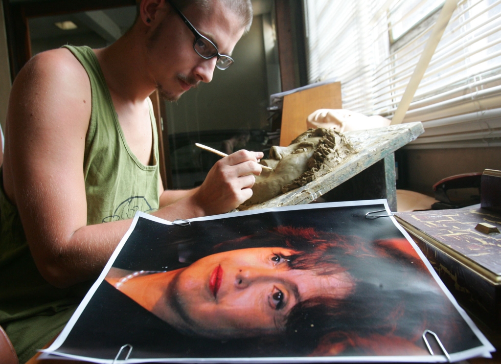 O artista Victor de Quadras faz molde da máscara de Dilma Rousseff repaginada | Fábio Motta/AE