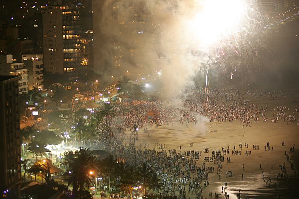As areias de Caiobá ficaram lotadas de veranistas durante a virada | Fotos: Jonathan Campos/Gazeta do Povo