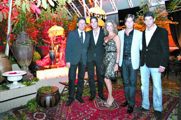 Curitiba teve um efêmero Buddha Bar na última quarta-feira, e só para convidados. A ideia foi do casal Simone e Gilson Yared para comemorar a formatura dos filhos Guilherme (entre os pais) e Felipe (de blazer azul) em Medicina. O primeiro pela PUCPR e o segundo pela Univille, de Joinville. A decoração da festa foi entregue a Marcos Soares, que transformou o salão do edifício da família, no Batel, no ultrabadalado bar. Ainda na foto, o caçula Gustavo (à dir.). Felipe e Guilherme serão colegas do pai, que é cardiologista | Naideron Jr.