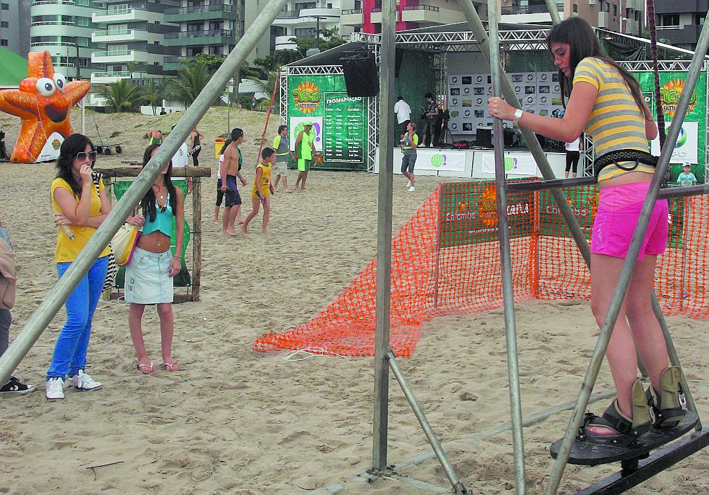 A estudante Bruna Moreira, de Curitiba, se divertiu no Full Pipe, uma das atrações da Arena | Hedeson Alves/Gazeta do Povo