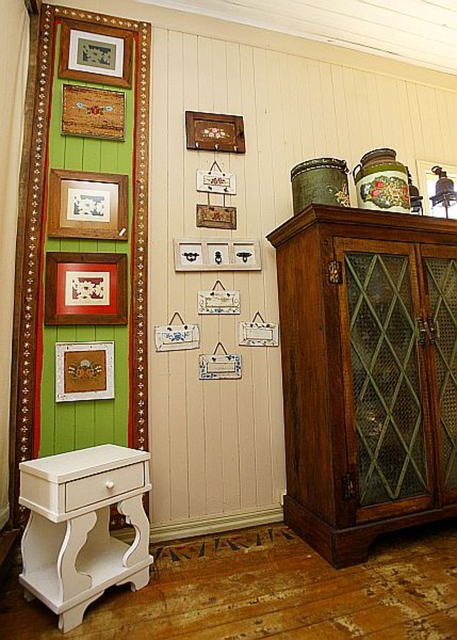 Criado-mudo em estilo provençal e livreiro feito com madeira de pinheiro araucária recuperados pelo artesão Robson Walker. |